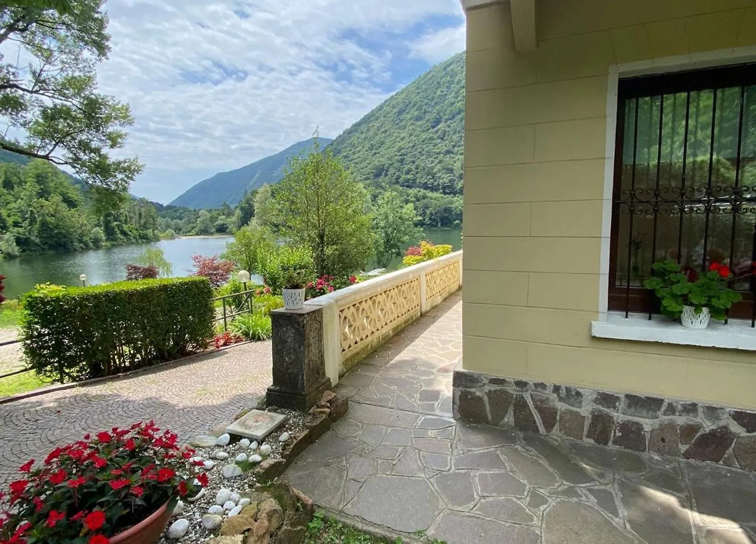 L'Angolino Di Magda: On The Lake-Private Beach! Ghirla Apartment